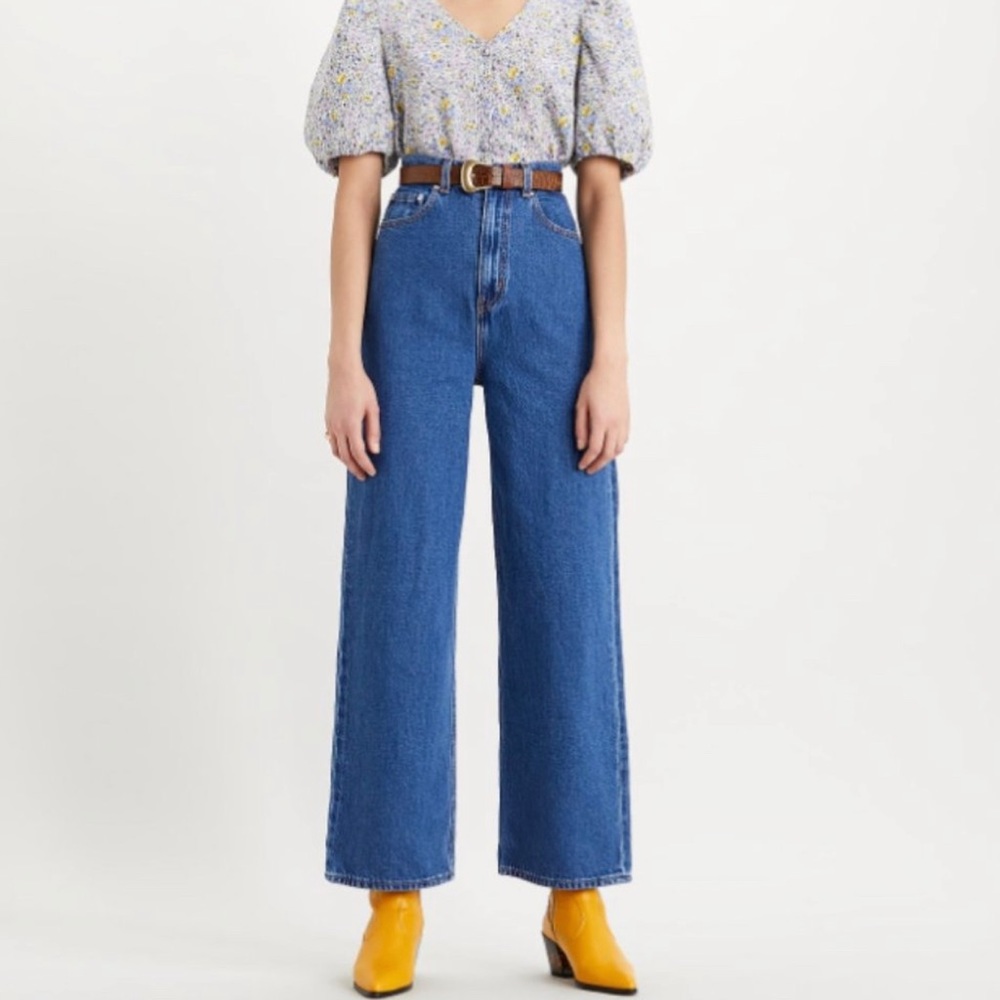 Levi's Women's Straight Leg Jeans in Medium Blue